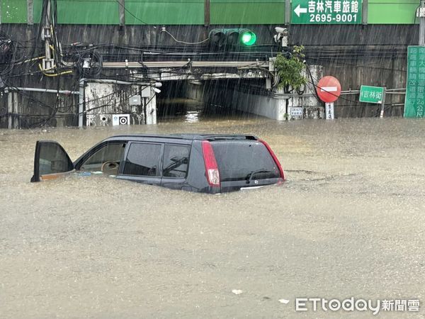 ▲尼莎颱風帶來充沛雨量，汐止多處積水並有車輛受困。（圖／記者張君豪翻攝）