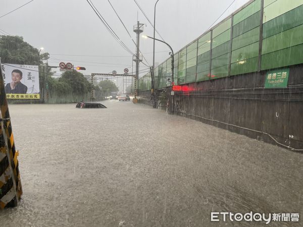 ▲尼莎颱風帶來充沛雨量，汐止多處積水並有車輛受困。（圖／記者張君豪翻攝）