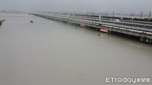 ▲▼連日大豪雨，蘭陽溪水暴漲，水位逼近蘭陽大橋橋面。（圖／記者游芳男翻攝，下同）