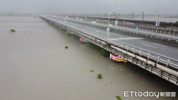 ▲▼連日大豪雨，蘭陽溪水暴漲，水位逼近蘭陽大橋橋面。（圖／記者游芳男翻攝，下同）