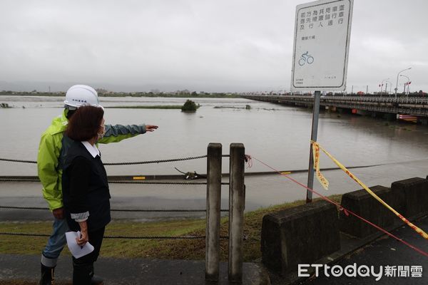 ▲▼連日大豪雨，蘭陽溪水暴漲，水位逼近蘭陽大橋橋面。（圖／記者游芳男翻攝，下同）