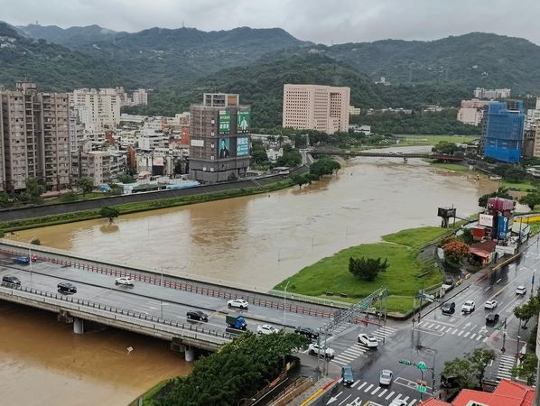 ▲尼莎颱風襲台造成台北市文山區景美溪水位暴漲。（圖／翻攝臉書木柵社團）