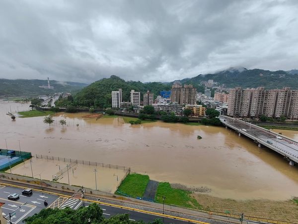 ▲尼莎颱風襲台造成台北市文山區景美溪水位暴漲。（圖／翻攝臉書木柵社團）