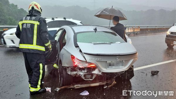 ▲國道3南下基隆段「2車追撞」 1乘客右耳受傷送醫。（圖／記者郭世賢翻攝）