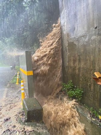 ▲尼莎颱風外圍環流襲台、內湖地區多處積水、康湖隧道旁路基坍塌。（圖／記者張君豪翻攝）