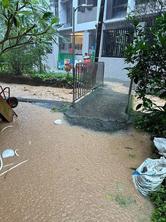 ▲尼莎颱風外圍環流襲台、內湖地區多處積水、康湖隧道旁路基坍塌。（圖／記者張君豪翻攝）