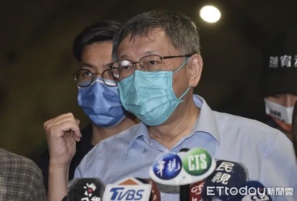 ▲▼受到「尼莎」颱風外圍環流和東北季風的共伴效應，北台灣整日暴雨，台北內湖康樂隧道邊坡土石滑落，雙向車道受阻，柯文哲市長晚間前往康樂隧道視察搶通狀況   。（圖／記者李毓康攝）