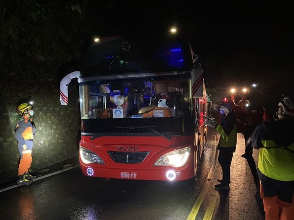 宜蘭縣大同鄉台7線崩塌，道路半夜搶通人車撤離。（圖／翻攝自Facebook／消防署）