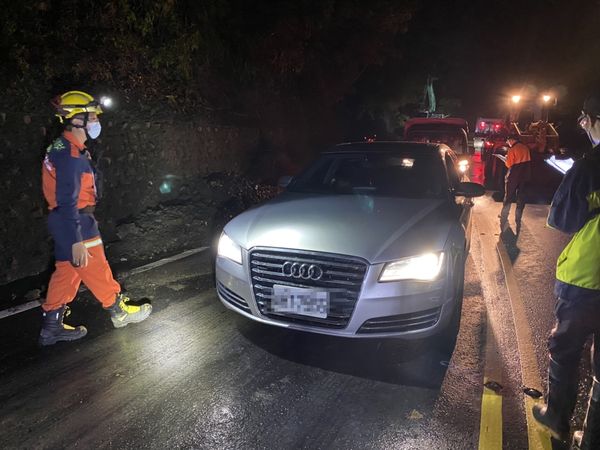 宜蘭縣大同鄉台7線崩塌，道路半夜搶通人車撤離。（圖／翻攝自Facebook／消防署）