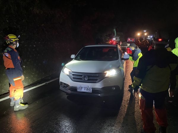 宜蘭縣大同鄉台7線崩塌，道路半夜搶通人車撤離。（圖／翻攝自Facebook／消防署）