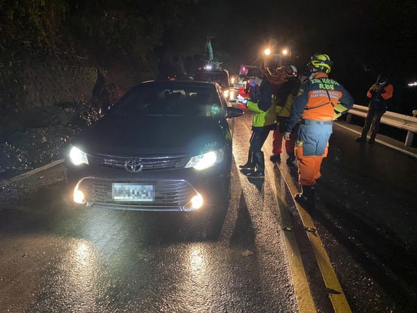 宜蘭縣大同鄉台7線崩塌，道路半夜搶通人車撤離。（圖／翻攝自Facebook／消防署）