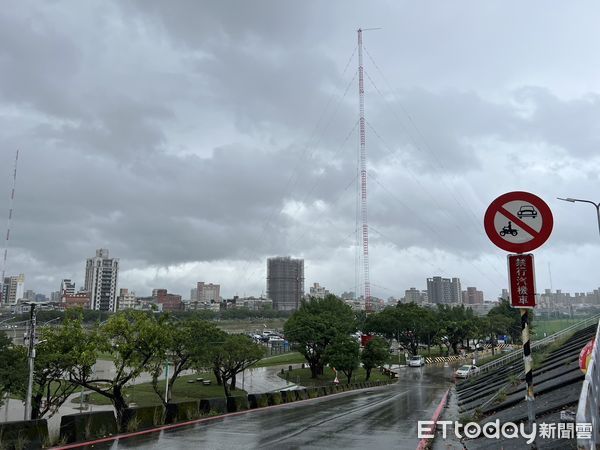 ▲▼       百齡橋下慘況      。（圖／記者黃宥寧攝）