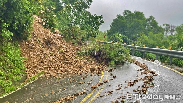 ▲新北雙溪102線道23km山壁崩落 土石橫擋路面雙向封路搶修。（圖／記者郭世賢翻攝）