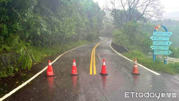 ▲新北雙溪102線道23km山壁崩落 土石橫擋路面雙向封路搶修。（圖／記者郭世賢翻攝）