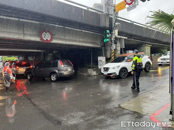 ▲▼汐止交通打結，車流塞爆，警方前往路口疏導。（圖／記者張君豪翻攝）