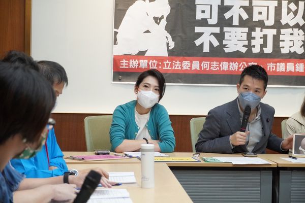 ▲▼立法委員何志偉舉行「教練，可不可以不要打我」記者會。（圖／何志偉辦公室提供，下圖同）