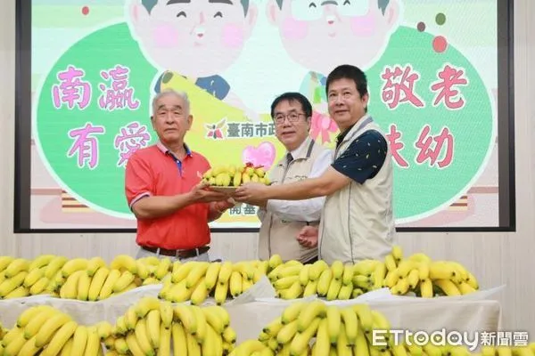 ▲台南市開基玉皇宮與南瀛農產國際行銷公司共同捐贈500箱，共7500公斤的香蕉予台南弱勢，由市長黃偉哲代表受贈並回贈感謝狀。（圖／記者林悅翻攝，下同）