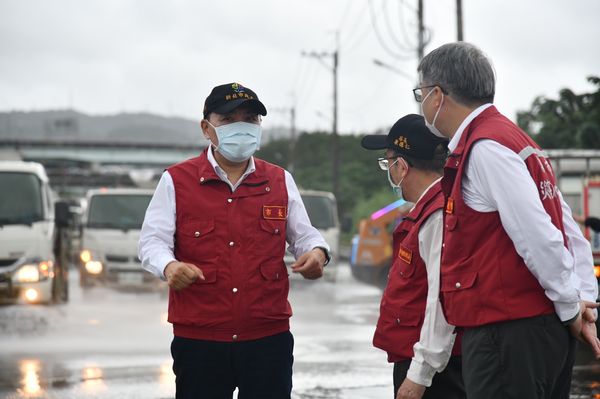 ▲侯友宜17日早上勘查三重高灘地災情。（圖／新北市府提供）