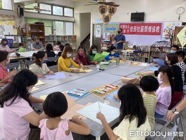 ▲台南地檢署結合移民署南區事務大隊台南市第一、二服務站、台南市專勤隊及台南市佳田社區關懷協會，辦理「彩繪風箏反賄選宣導」活動，並進行反賄宣導。（圖／記者林悅翻攝，下同）