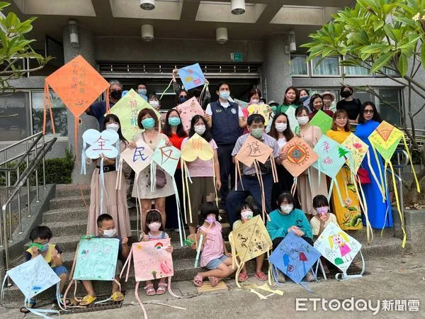 ▲台南地檢署結合移民署南區事務大隊台南市第一、二服務站、台南市專勤隊及台南市佳田社區關懷協會，辦理「彩繪風箏反賄選宣導」活動，並進行反賄宣導。（圖／記者林悅翻攝，下同）