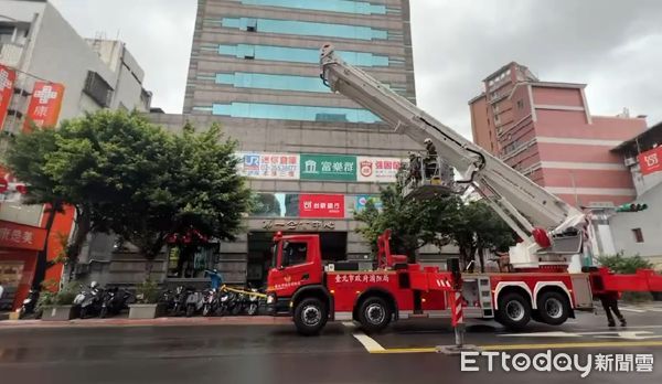 ▲▼消防出動雲梯車救援。（圖／記者陳煥丞攝）