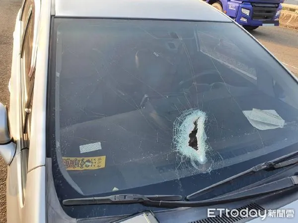 ▲▼西濱快速道路彰化鹿港段，傳出鐵片砸穿車輛擋風玻璃案。（圖／民眾提供）
