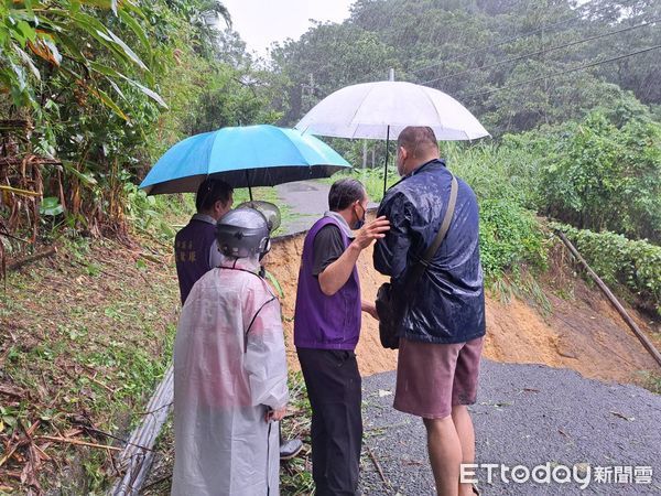 ▲▼        基隆七堵道路坍塌     。（圖／記者郭世賢翻攝）