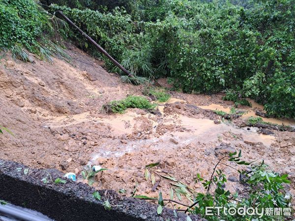 ▲▼        基隆七堵道路坍塌     。（圖／記者郭世賢翻攝）