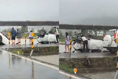 宜蘭驚悚事故畫面曝！一台車頭插水中　另台翻覆卡大水溝釀9傷