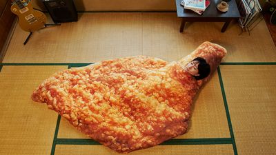 日本摩斯「懶人炸雞睡袋」贈品超吸睛　眼罩、防塵袋也是一套　