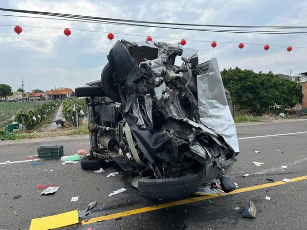 ▲兩車車頭嚴重毀損，其中1部車頭幾乎撞爛。（圖／翻攝自台南道路救援張家班，下同）