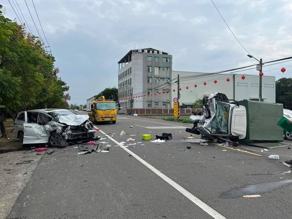 ▲兩車車頭嚴重毀損，其中1部車頭幾乎撞爛。（圖／翻攝自台南道路救援張家班，下同）