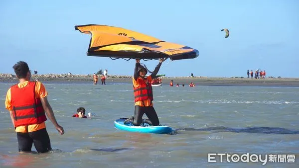 ▲今年的風箏衝浪公開賽不只是比賽，也辦了許多體驗活動，最重要還有導覽行程，只要對海洋運動好奇的民眾都可以來三條崙，一起體驗海洋的魅力。（圖／記者蔡佩旻攝）