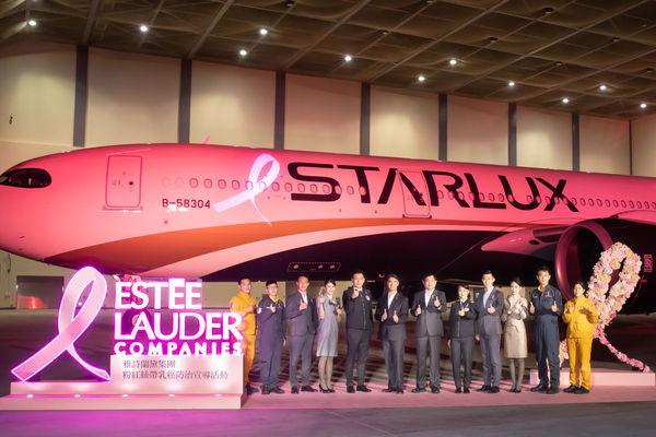 ▲星宇航空A330neo投影粉紅絲帶。（圖／星宇提供）