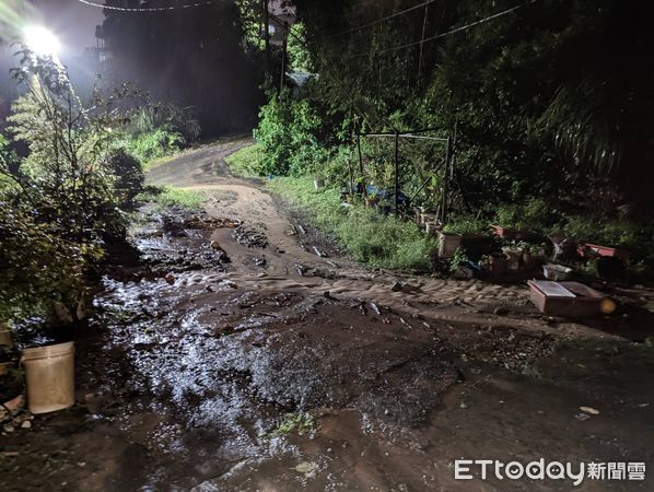 ▲▼汐止區汐萬路三段，一棟三層樓的住宅後方，山坡土石滑落。（圖／記者張君豪翻攝）