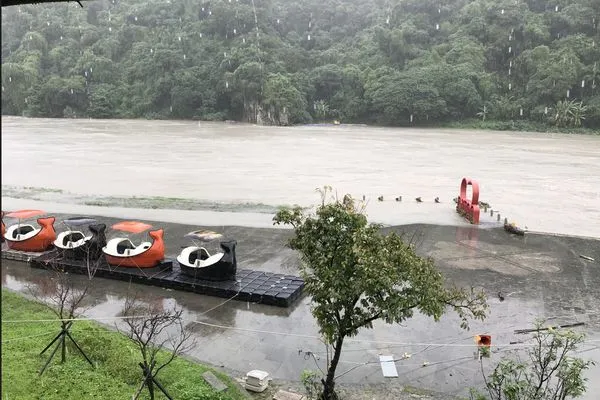 ▲▼新北市議員參選人陳乃瑜表示，碧潭業者處理淹水損耗，新北市府沒有事先預警告知，只能靠事後緊急補救。（圖／翻攝自Facebook／陳乃瑜 美人瑜媽媽）