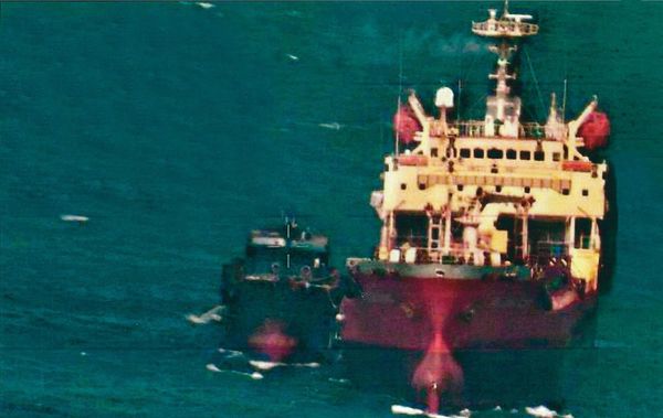 美國全球鷹無人機曾拍下北韓利用船舶對船舶方式，在公海接駁黑市油品（圖），而後改為深夜運油仍被衛星蒐證。