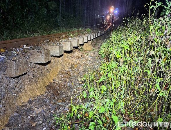 ▲▼台鐵平溪線路線旁路基下陷。（圖／記者李姿慧翻攝）