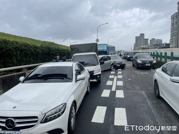 ▲▼ 新北環快車禍 。（圖／記者陳以昇翻攝）