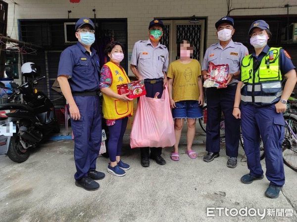 ▲東港警分局林邊分駐所、警員劉芳雯助人           。（圖／記者陳崑福翻攝）