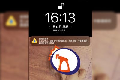 狂下雨「iPhone也崩潰」！見偵測進水她傻了：連無線都不給充