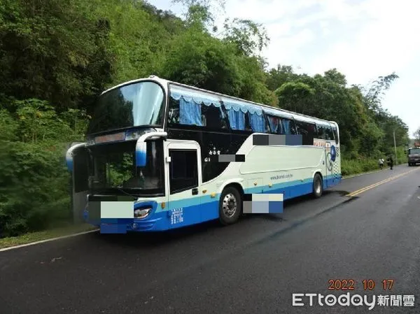 ▲恆春遊覽車與機車發生車禍，造成一死一傷             。（圖／記者陳崑福翻攝，下同）