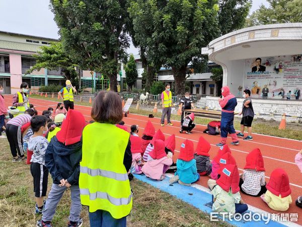 ▲台南市東原分隊長陳中和扮演的蜘蛛人，成功吸引全校師生目光，地震、防火、防災及逃生的安全措施。（圖／記者林悅翻攝，下同）