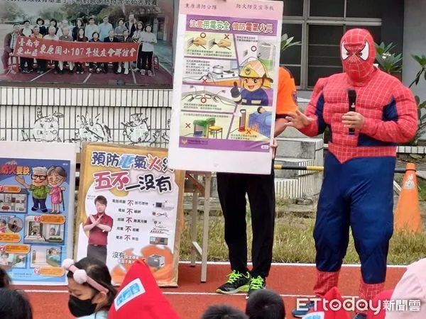 ▲台南市東原分隊長陳中和扮演的蜘蛛人，成功吸引全校師生目光，地震、防火、防災及逃生的安全措施。（圖／記者林悅翻攝，下同）