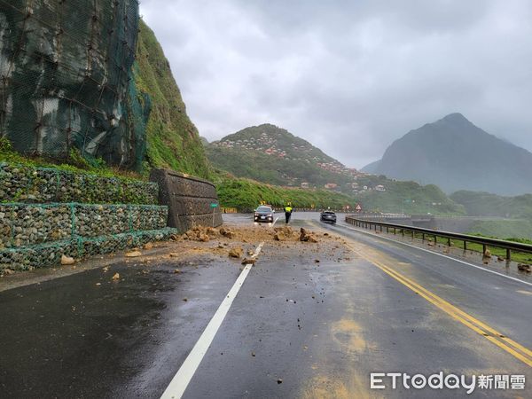 ▲濱海公路79.3公里附近落石。（圖／記者郭世賢攝）