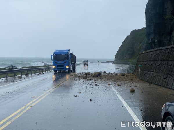 ▲濱海公路79.3公里附近落石。（圖／記者郭世賢攝）