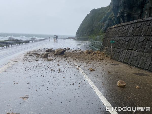 ▲濱海公路79.3公里附近落石。（圖／記者郭世賢攝）