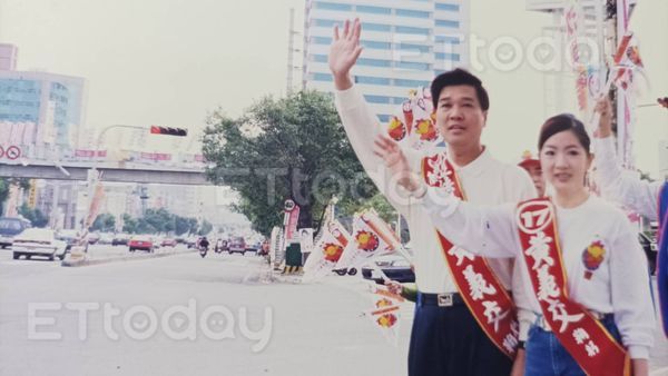 ▲黃義交墜樓，首次參選立委帶何麗玲大街小巷拜票模樣曝光。（圖／讀者提供）