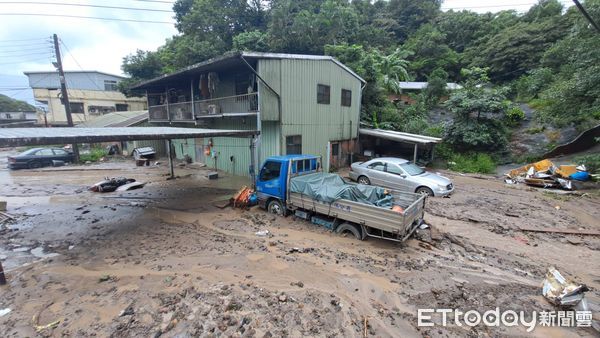 ▲▼基隆七堵區東新街發生土石流，營造廠遭掩埋        。（圖／記者郭世賢翻攝）