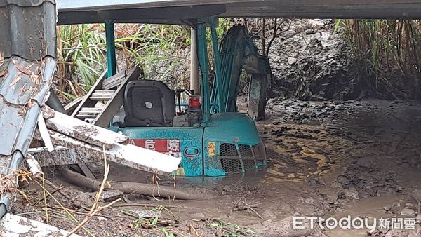 ▲▼基隆七堵區東新街發生土石流，營造廠遭掩埋        。（圖／記者郭世賢翻攝）